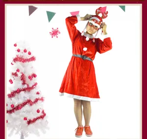 Detailansicht des Weihnachts-Kostümsets für Erwachsene aus rotem Samt mit Accessoires.