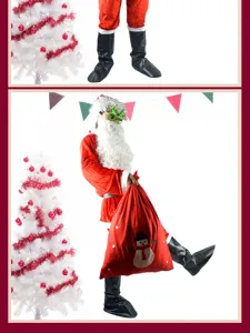 Detailansicht des Weihnachtsmann-Kostüms mit roter Samtjacke, Schneemann-Geschenktasche und Baum.