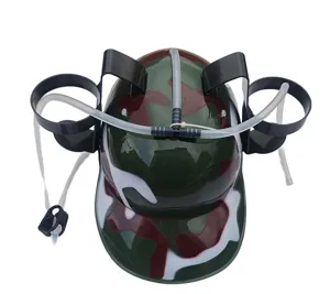 Lustiger Trinkhelm mit Becherhaltern und Strohhalm für Partys und Outdoor Feste.