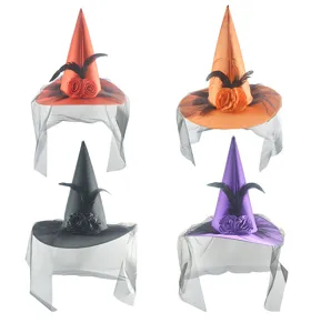 Dettagli del cappello da strega di Halloween con rose in flanella, piume e velo.