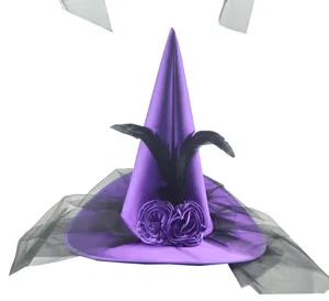Dettaglio cappello strega viola con tulle nero, rose in raso e piuma per festa di Halloween.
