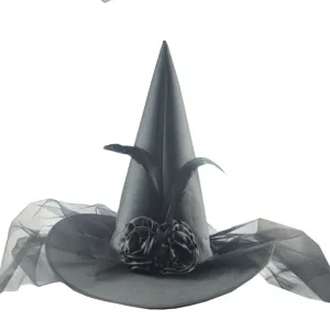 Vista dettagliata del cappello da strega nero con rose nere, piume e morbido tulle.