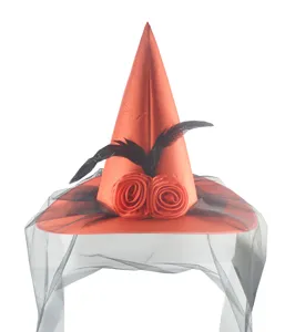 Dettaglio cappello da strega di Halloween arancione con velo nero, rose di stoffa e piume.