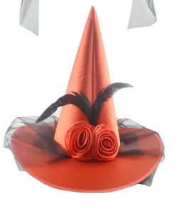 Dettaglio cappello da strega rosso con tulle nero, piume e rose di stoffa per festa di Halloween.