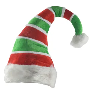 Detailansicht der rot-grün gestreiften Weihnachtselfenmütze mit weißem Plüschrand und Bommel.