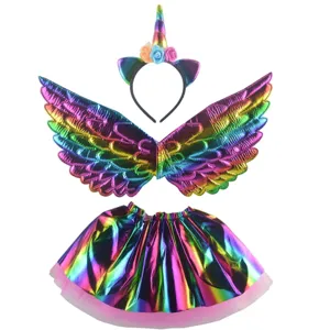 Ensemble de costume licorne pour enfants avec serre-tête, ailes et jupe tutu de fête.