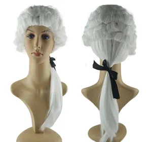 Vue détaillée de la perruque blanche de juge gentleman colonial avec ruban noir, idéale pour fête.