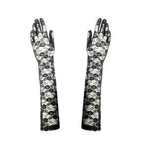 Detailansicht eleganter langer schwarzer Spitzenhandschuhe mit filigranen Blumenmotiven.