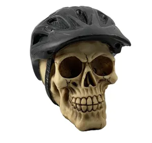 Vue détaillée d'un crâne en résine créatif portant un ornement de casque de vélo noir.