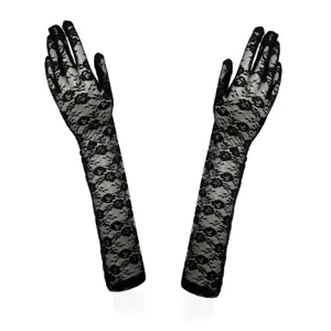 Nahaufnahme von eleganten schwarzen Spitzen-Langhandschuhen mit zarten Blumenmustern.