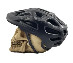Décoration d'aquarium en résine crâne avec casque de vélo, ornement de cachette.