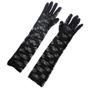 Detailansicht eleganter schwarzer Spitzenhandschuhe, zartes Blumenmuster für Abendgarderobe.