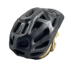 Détail en gros plan du crâne en résine portant un casque noir pour décor d'aquarium.