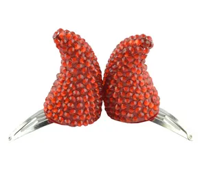 Λεπτομέλεια κόκκινα στραζ κέρατα διάβολου τσιμπιδάκια μαλλιών, λαμπερά αξεσουάρ πάρτι.