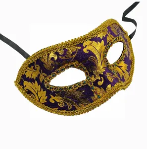 Nahaufnahme Detail der violetten goldenen Maskenball Maske mit eleganten Blumenmustern und Perlen.
