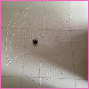 Halloween weiße Nylon Spinnennetz Dekoration mit schwarzer Spinne, Innenszene Detail.