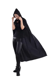 Vue détaillée de la cape noire à capuche montrant la texture du tissu et sa conception.