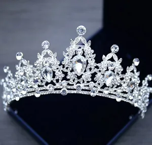 Primo piano dettaglio tiara di strass scintillante, corona da sposa argento per matrimonio.