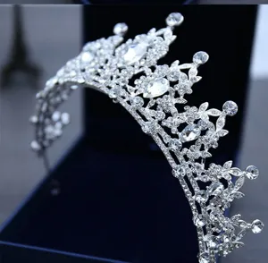 Primo piano dettagliato di una corona da sposa scintillante in strass e cristalli argento.