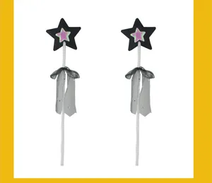 Vista dettagliata della bacchetta magica a stella, ideale per costumi e accessori festa bambini.