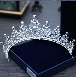 Squisito diadema corona in strass argento in scatola di velluto per nozze sposa dettaglio.