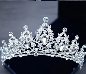 Dettaglio tiara regina cristallo strass squisito, accesorio per capelli da sposa brillante.
