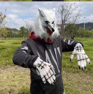 Gruseliges Halloween Set mit weisser Wolfsmaske und gruseligen Krallenhandschuhen.