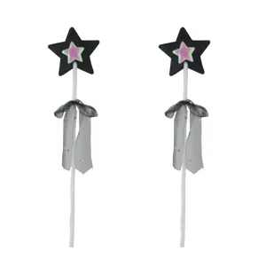 Set bacchetta magica per bambini con stelle nere dettagli rosa e fiocchi in tulle festa.