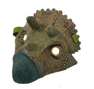 Detailansicht der realistischen Triceratops Dinosaurier Maske für Kinder Faschingsparty.