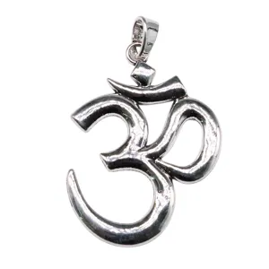 Primo piano dettaglio del grande ciondolo con simbolo Om yoga argento, gioiello spirituale.