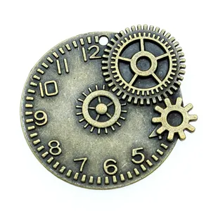 Ciondolo orologio ingranaggio steampunk bronzo antico dettaglio, accessorio fai da te.