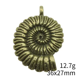 Vue détaillée d'un pendentif en forme de coquille d'ammonite bronze pour bijoux DIY.
