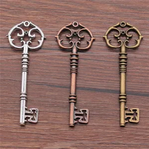 Vintage Legierung Schlüssel Anhänger Hohles Schnörkelwerk Design Galvanisiert Antik Finish Für DIY Schmuck Handwerk Zubehör