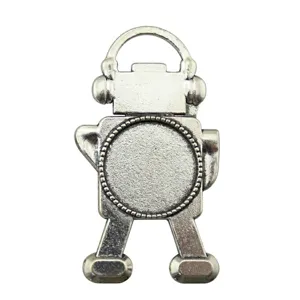 Nahaufnahme Detail der silbernen Roboter Lünette Schale Anhänger Basis für 20mm Cabochon.