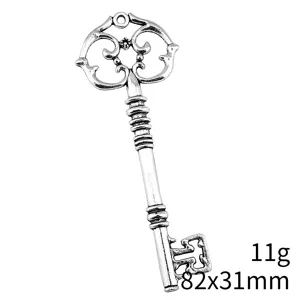Nahaufnahme des antiken Metall Schlüsselanhängers mit aufwendigem Zierdesign für DIY.