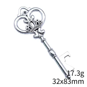 Detailopname met het kroonpatroon en de zilveren afwerking van deze vintage sleutel flesopener.