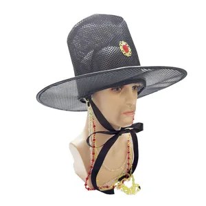 Cappello da costume tradizionale in rete nera con gemma rossa e nappe di perline.