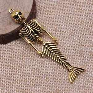 Detailansicht des goldenen Skelett Meerjungfrau Anhängers, einzigartiger Schmuck im Vintage-Stil.