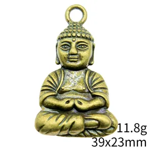 Gedetailleerd overzicht van antieke bronslegering Boeddha hanger charm met fijne snijtextuur.