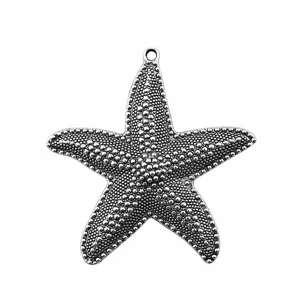 Detaillierte Nahaufnahme eines vintage silbernen Seestern-Anhängers mit Perlen-Textur für Schmuck.