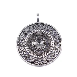 Detailansicht silberner filigraner Mandala Metall Anhänger mit aufwendigem Hohlmuster.
