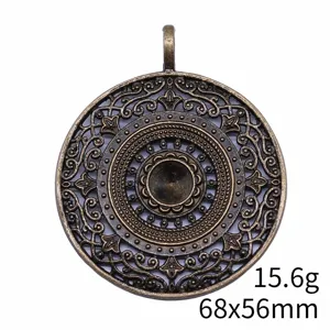 Detaillierte Nahaufnahme der antiken Bronze Mandala Blumenmuster Anhängerfassung Größe 68x56mm.