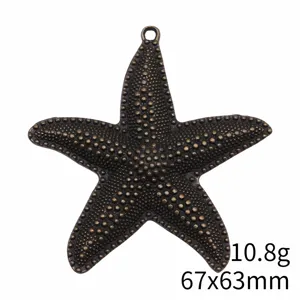Nahaufnahme des Vintage-Seestern-Metallanhängers in Bronze, strukturierte Oberfläche, 67x63mm.
