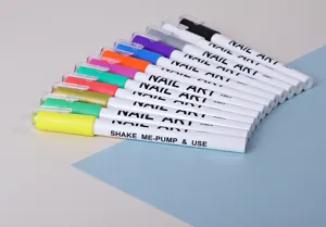 Gedetailleerde close-up van kleurrijke nail art pennen set, DIY grafische lijn hulpmiddelen.