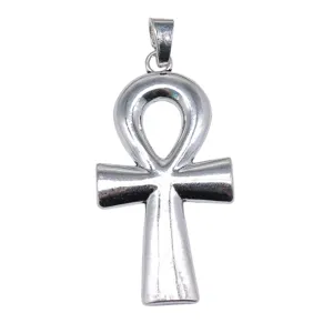 Detailaufnahme des aegyptischen Anch-Kreuz-Anhaengers, silbernes Metall, spiritueller Schmuck