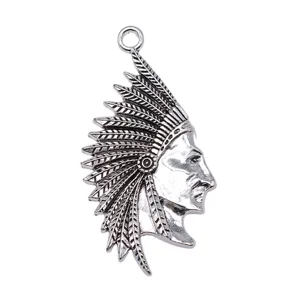 Ciondolo capo indiano argento charm metallo accessorio gioiello fai da te primo piano