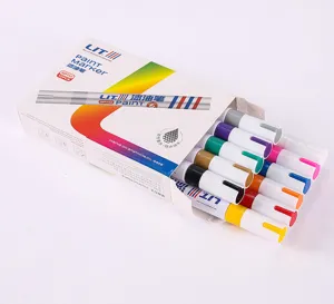 Nahaufnahme von 12 farbigen ölbasierten Lackmarkern im Set mit bunten Spitzen und geöffneter Box.