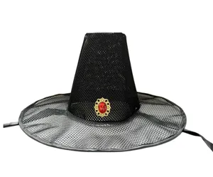 Nahaufnahme Detail des schwarzen Mesh koreanischen traditionellen Gat Hutes mit rotem Edelstein.
