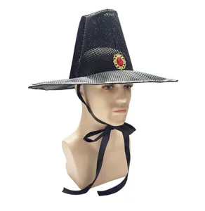 Nahaufnahme des traditionellen schwarzen Mesh-Hutes mit rotem Schmuckstein und Kinband.
