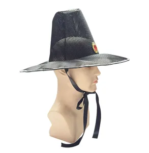Nahaufnahme Detail des schwarzen Mesh traditionellen koreanischen Hutes mit rotem Schmuckstein.